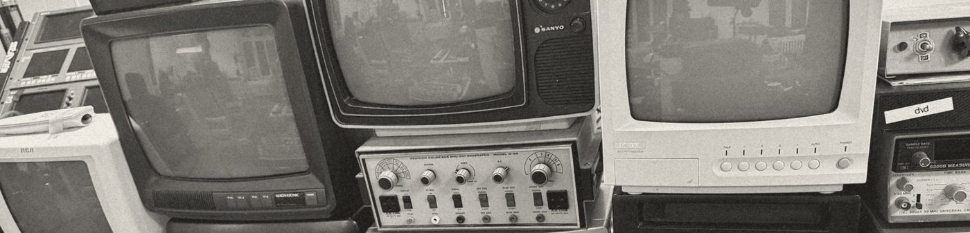 Le mur CRT de la salle : télés, moniteur, mires et magnétos