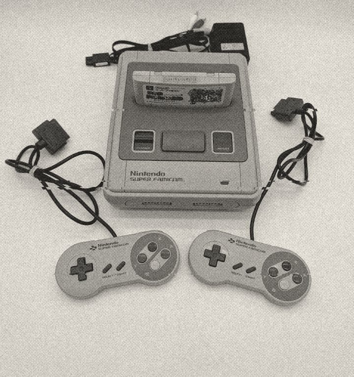 Super Famicom — Console, deux manettes, Super Mario World, câble AV et bloc d’alimentation japonais.
